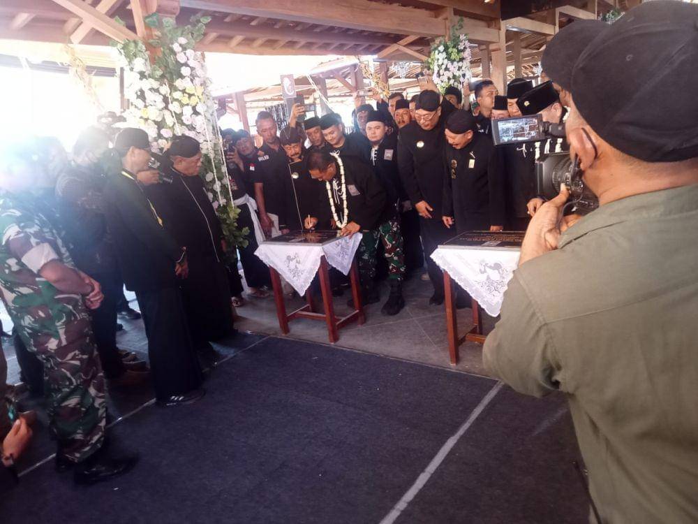 Panglima TNI Jenderal Andika Perkasa menandatangani prasasti menandai peringatan seabad PSHT di Kota Madiun, Jumat (2/9/2022). IDN Times/Nofika Dian Nugroho