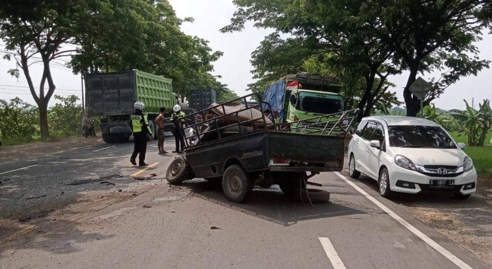 Mobil pick up terlibat kecelakaan dengan truk tronton, satu orang meninggal. IDN Times/Istimewa