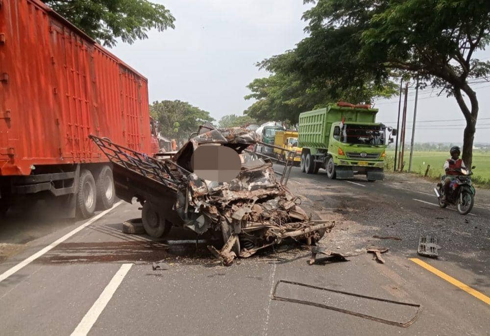 Mobil pick up terlibat kecelakaan dengan truk tronton, satu orang meninggal. IDN Times/Istimewa
