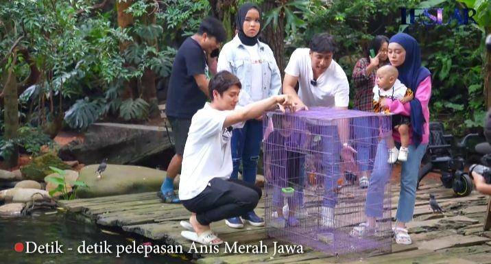 potret baby Leslar main ke rumah Irfan Hakim (youtube.com/Leslar Entertainment)