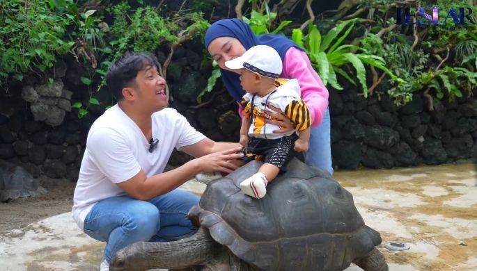 potret baby Leslar main ke rumah Irfan Hakim (youtube.com/Leslar Entertainment)