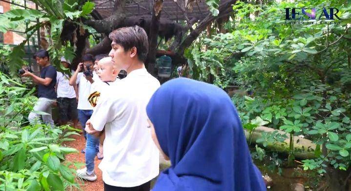 potret baby Leslar main ke rumah Irfan Hakim (youtube.com/Leslar Entertainment)