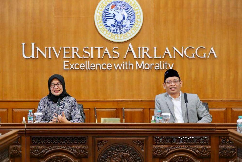 Rektor Unair, Profesor Mohammad Nasih, saat penandatanganan MoU dengan Bupati Banyuwangi Ipuk Fiestiandani di Kampus C Unair Surabaya, Jumat (2/9/2022). (Dok. Humas Pemkab Banyuwangi)