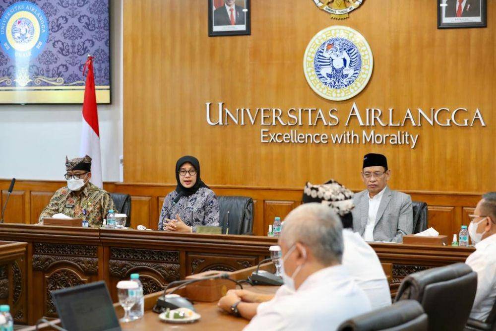 Rektor Unair, Profesor Mohammad Nasih, saat penandatanganan MoU dengan Bupati Banyuwangi Ipuk Fiestiandani di Kampus C Unair Surabaya, Jumat (2/9/2022). (Dok. Humas Pemkab Banyuwangi)