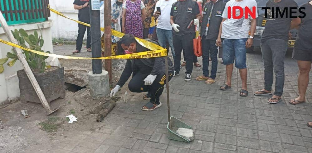 Polisi identifikasi bungkusan mirip mayat berkafan yang ditemukan warga dalam drainase di Jl Bonto Cani, Makassar, Jumat (2/9/2022). (Dahrul Amri/IDN Times Sulsel)