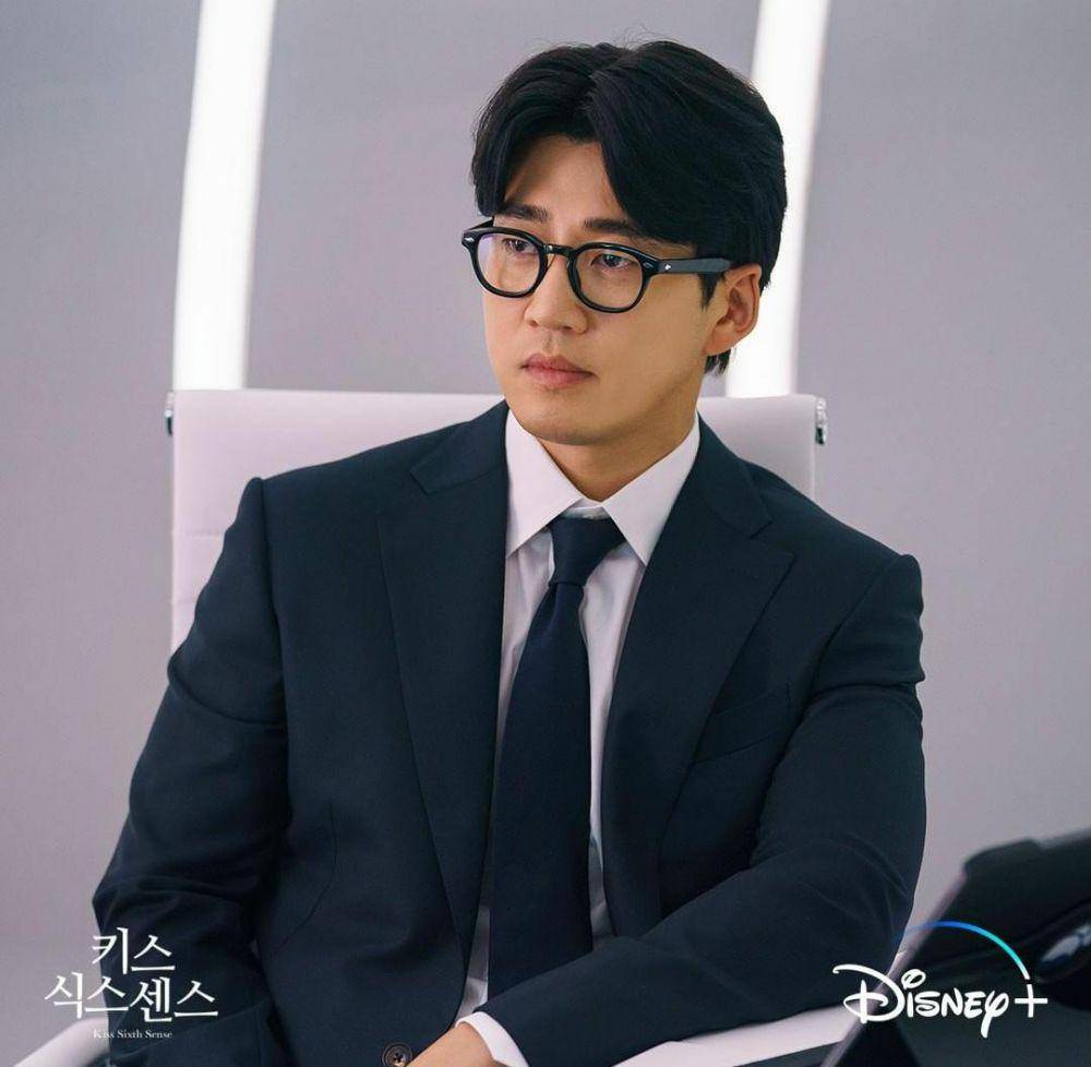 Yoon Kye Sang di drama Kiss Sixth Sense (instagram.com/disneypluskr)