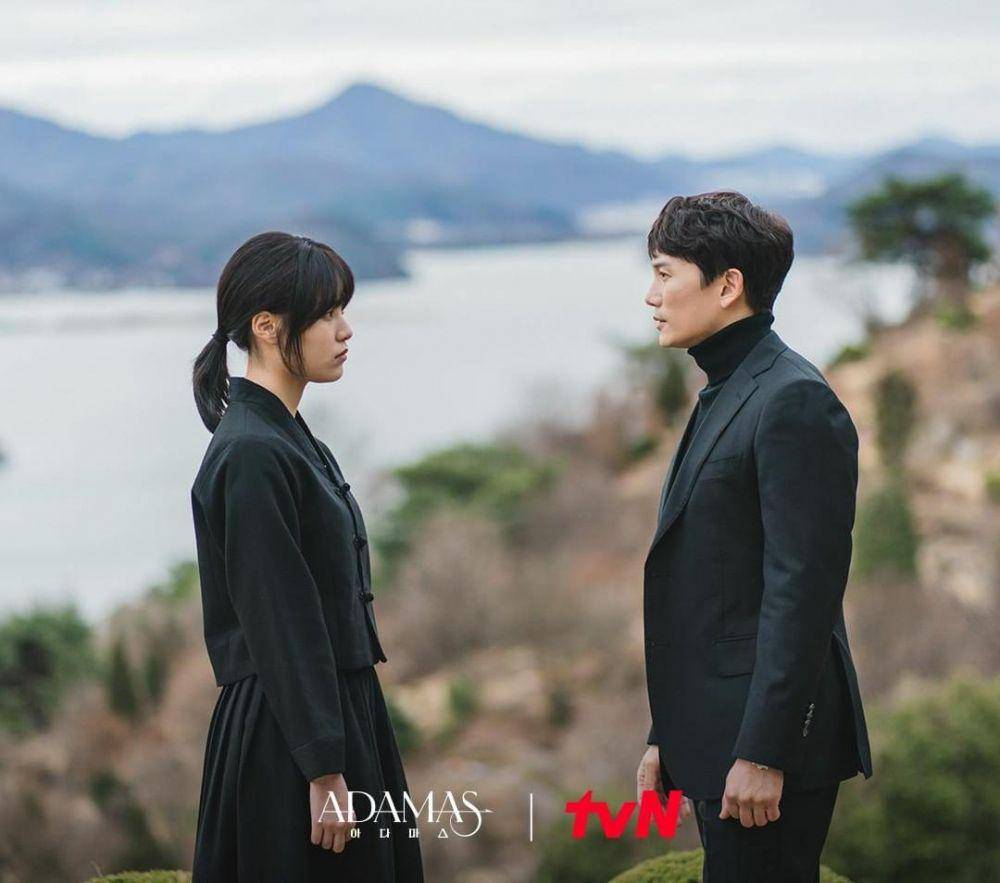 Lee Soo Kyung dan Ji Sung di drama Adamas (instagram.com/tvn_drama)