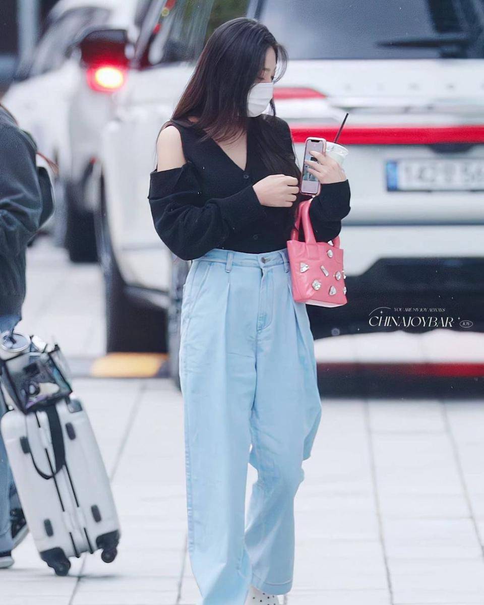 Joy Red Velvet (instagram.com/redvelvetstyless)