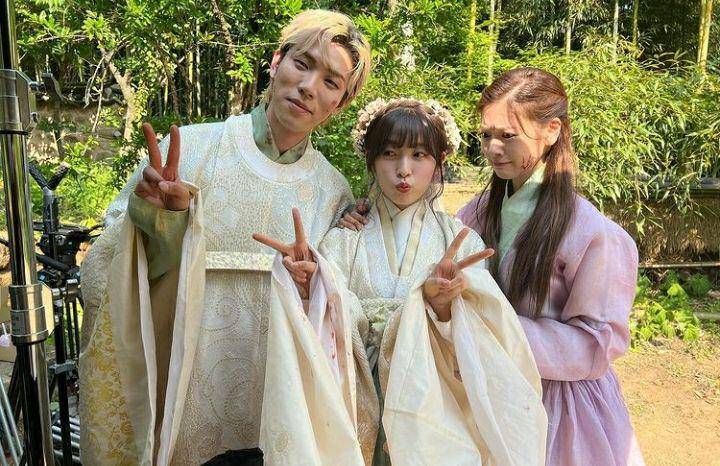 Yoo In Soo, Arin, dan Jung So Min di balik layar Alchemy of Souls (instagram.com/ye._.vely618)