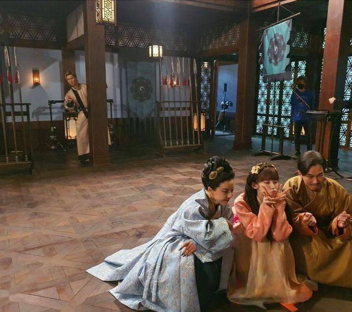 Yoo In Soo, Park Eun Hye, Arin, dan Joo Suk Tae di balik layar Alchemy of Souls (instagram.com/k.a_innsoo)
