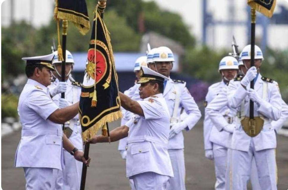 Laksda Abdul Rasyid ketika melakukan sertijab Pangkoarmada di Tanjung Priok pada Juni 2022. (ANTARA FOTO)