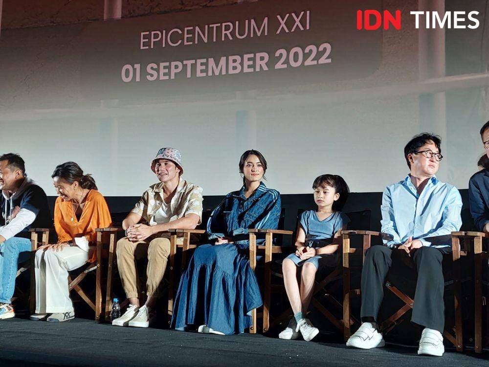 Sutradara, produser dan pemain film Miracle In Cell No.7 saat gala premiere pada Kamis (1/9/2022) (IDN Times/Erfah Nanda)