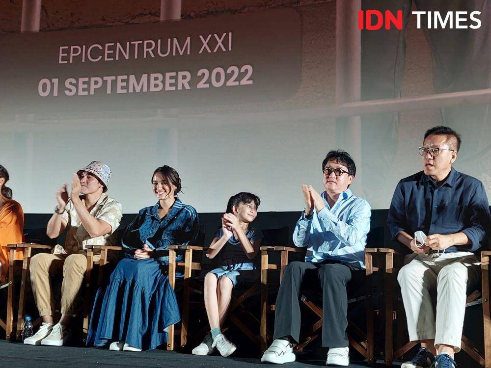 Sutradara, produser dan pemain film Miracle In Cell No.7 saat gala premiere pada Kamis (1/9/2022) (IDN Times/Erfah Nanda)
