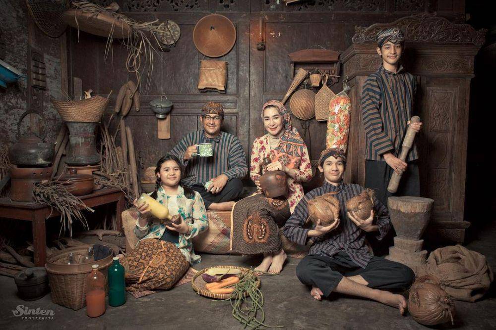 keluarga Andre Taulany (Studio Foto Sinten via instagram.com/erintaulany)