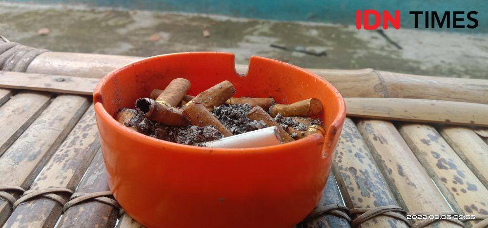 Ilustrasi asbak rokok. (IDN Times/Muhammad Nasir)