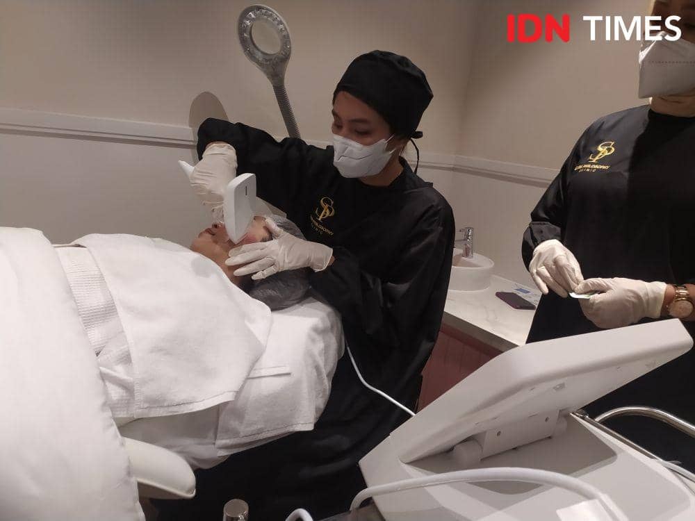 ilustrasi perawatan di klinik kecantikan Skin Philosophy. 31 Agustus 2022. (IDN Times/M. Tarmizi Murdianto)