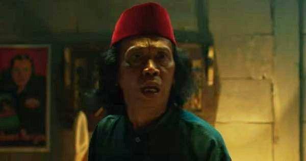 Bang Husen diteror Mumun dengan ucapan khasnya ( Dok. Dee Company / Mumun )