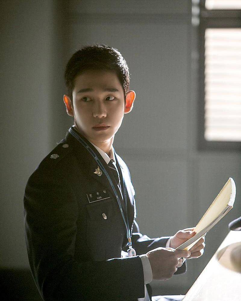 Jung Hae In di drama While You Were Sleeping (instagram.com/holyhaein)
