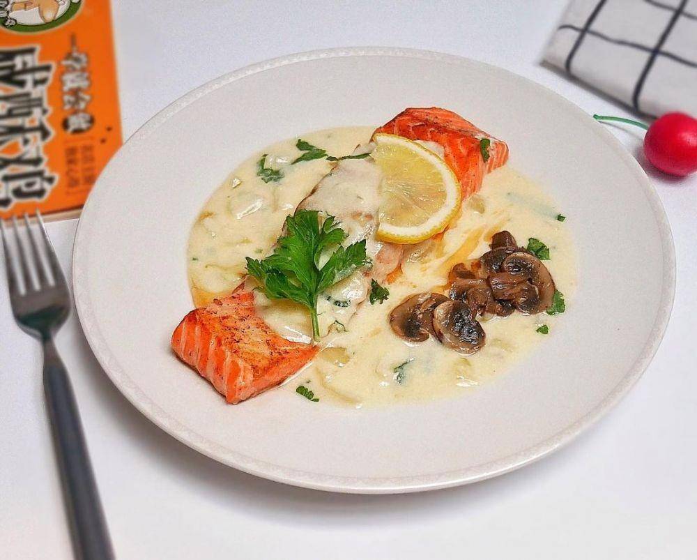 ilustrasi salmon saus creamy (instagram.com/slicecutecake)