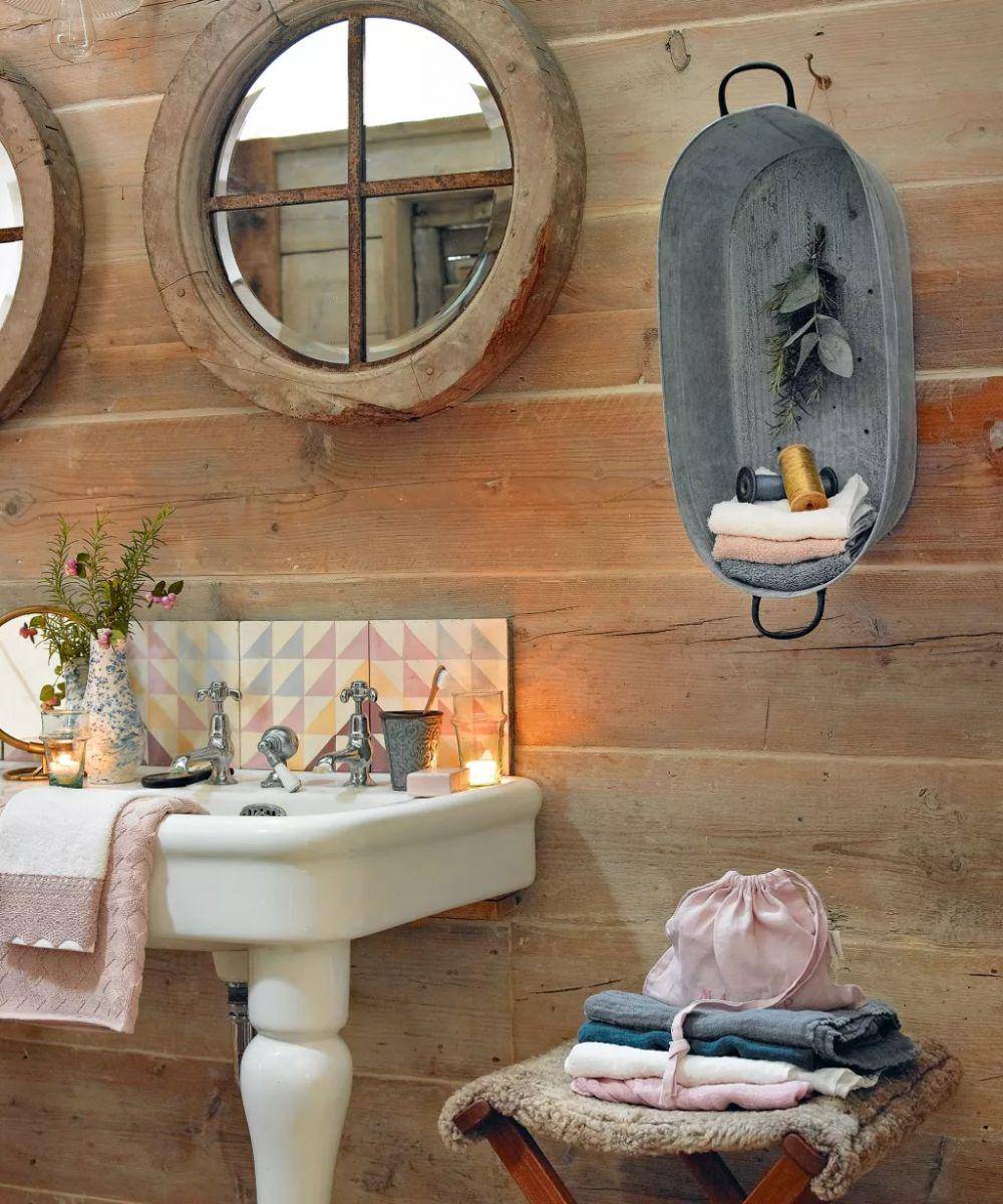 inspirasi desain kamar mandi cottagecore (homesandgardens.com)