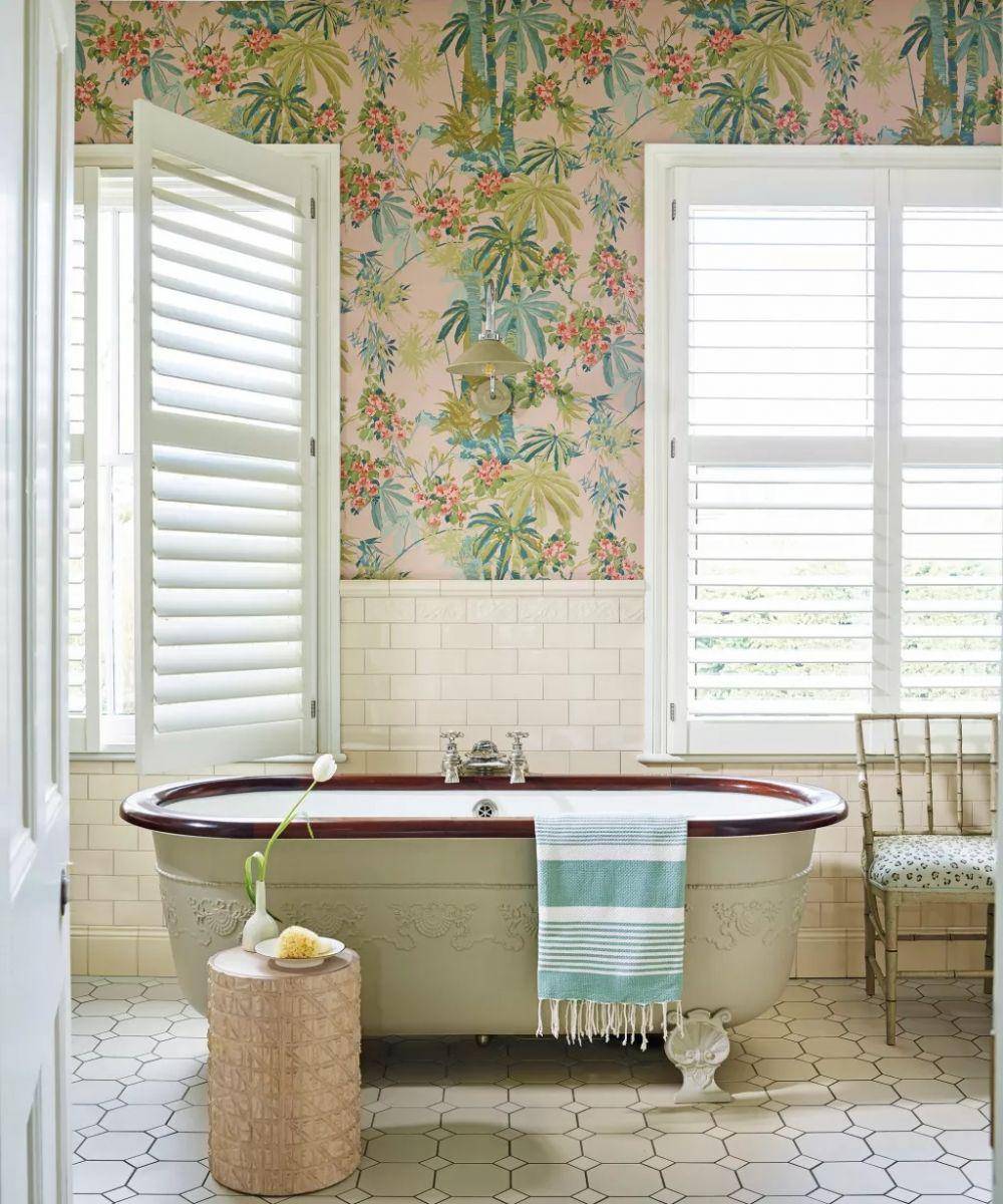 inspirasi desain kamar mandi cottagecore (homesandgardens.com)