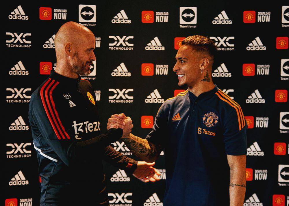 Erik ten Hag dan Antony  (twitter.com/ManUtd)
