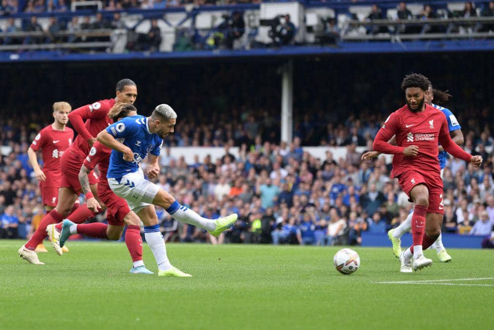 Aksi Neal Maupay (kiri) dalam pertandingan Everton melawan Liverpool pada pekan keenam English Premier League 2022/2023. (twitter.com/premierleague)