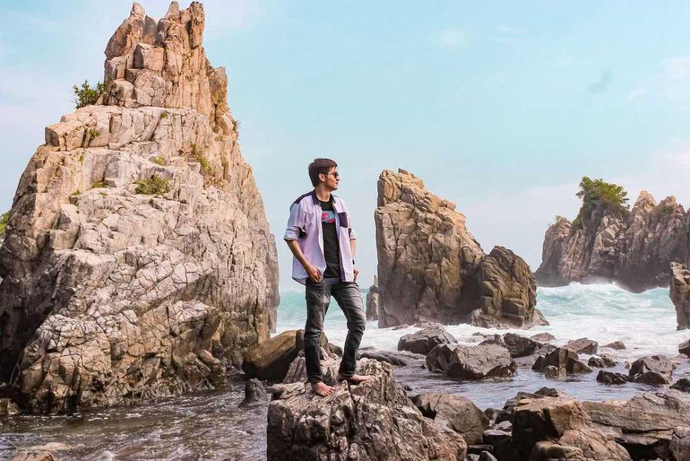 5 Pantai yang Punya Tepi Bebatuan Alam, Bangka Belitung Paling Banyak!