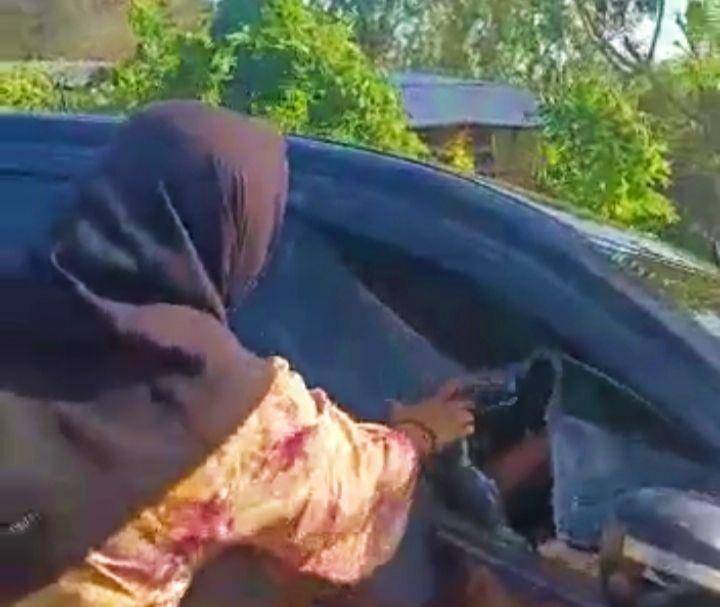 Tangkapan layar saat sang isteri melabrak suaminya sedang bersama perempuan lain dalam mobil (Dok/Istimewa)