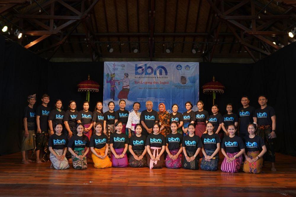 Puluhan Guru Muda Belajar Tari Legong dan Joged dari Maestro Prof Dibia