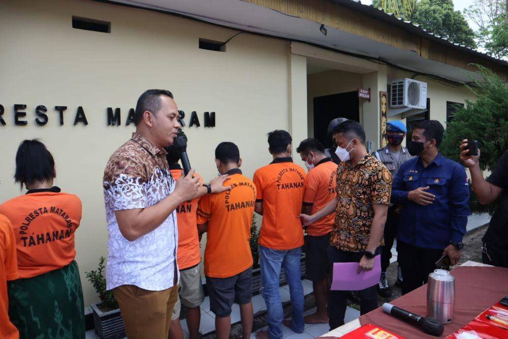 Pengedar sabu dan pelaku tindak pidana narkotika jenis sabu yang ditangkap Satresnarkoba Polresta Mataram. (dok. Polresta Mataram)