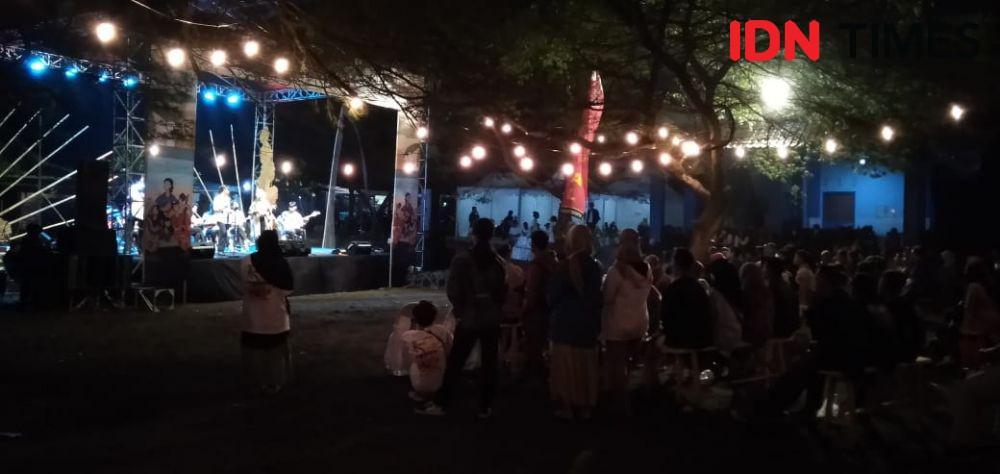 Festival Keroncong Pesisiran Mataram di Pantai Samas.(IDN Times/Daruwaskita)