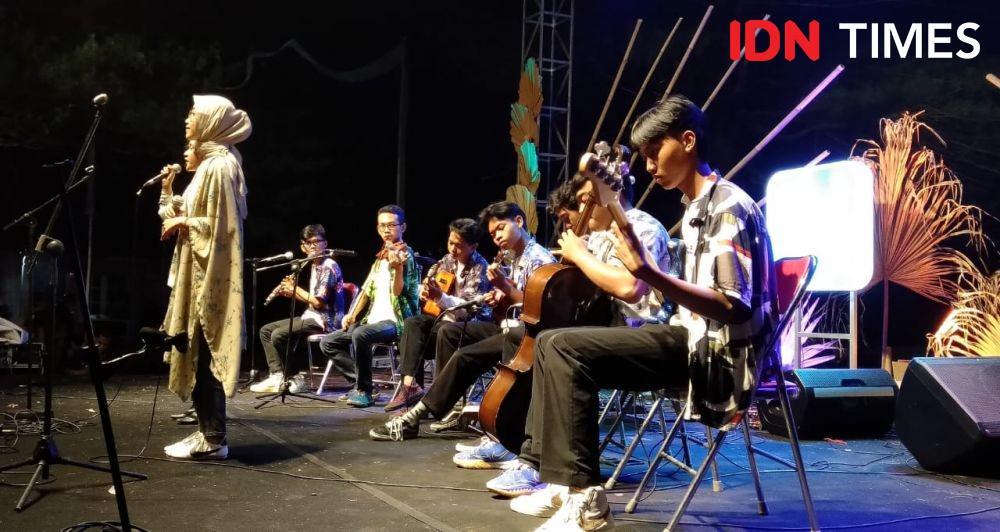 Festival Keroncong Pesisiran Mataram di Pantai Samas.(IDN Times/Daruwaskita)