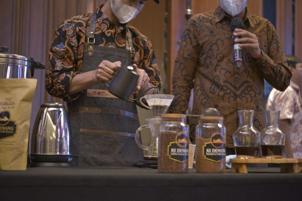 Suasana delegasi U20 saat menyantap dodol dan kopi dalam rangkaianMayors Retreat U20 (Humas/Pemprov Jabar)