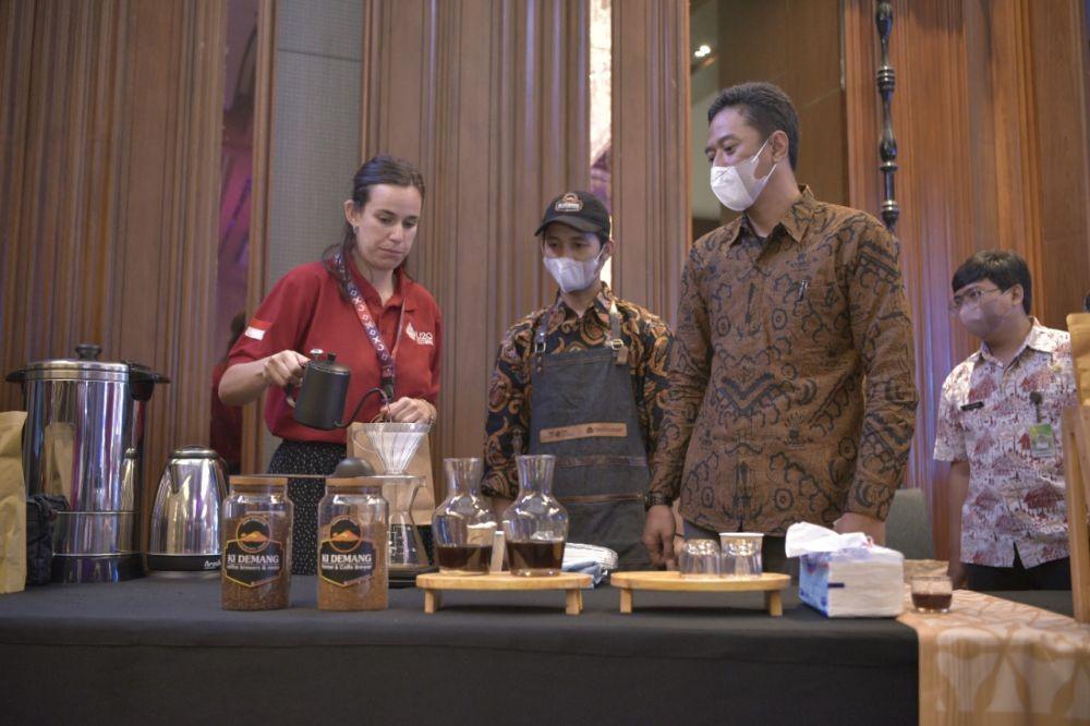 Suasana delegasi U20 saat menyantap dodol dan kopi dalam rangkaianMayors Retreat U20 (Humas/Pemprov Jabar)