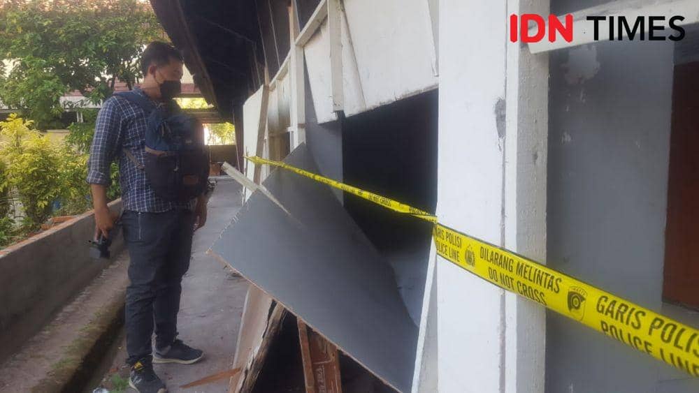 Sekat pembatas yang dirusak oleh puluhan siswa SMPN 14 Mataram. (IDN Times/Muhammad Nasir)