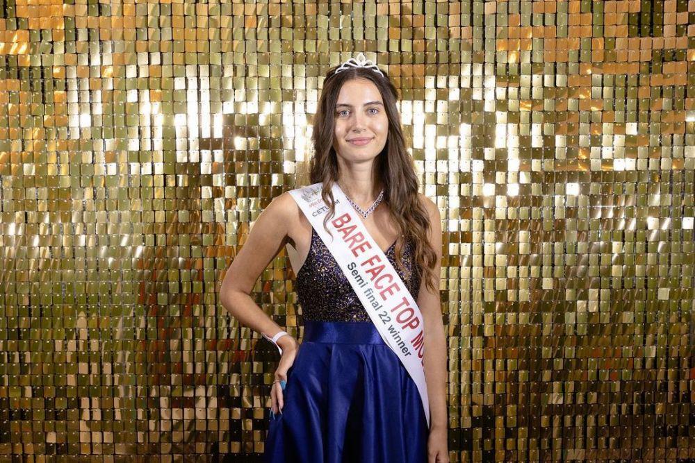 9 Potret Melisa Raouf Finalis Miss England 2022, Menawan!