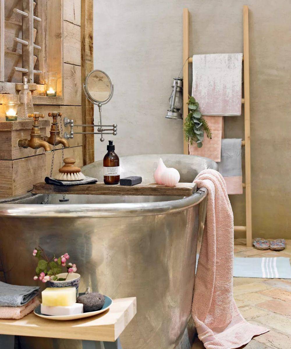 inspirasi desain kamar mandi cottagecore (homesandgardens.com)
