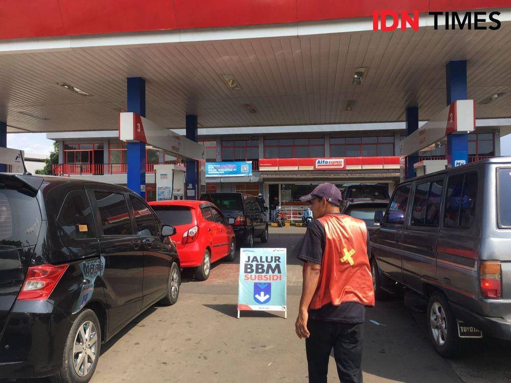 Antrean warga di SPBU Jalan Raya Bogor-Jakarta KM 34 (IDN Times/Irfan Fathurohman)
