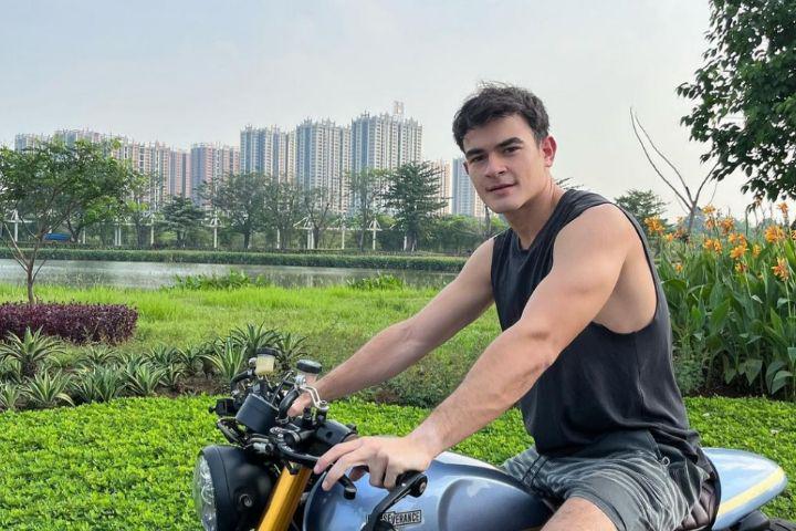 10 Potret Samudra Taylor, Artis Pendatang Baru yang Lagi Naik Daun