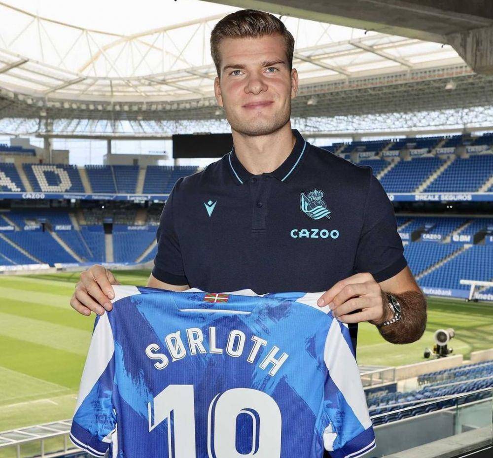 Alexander Sörloth saat membela Real Sociedad. (instagram.com/realsociedad)