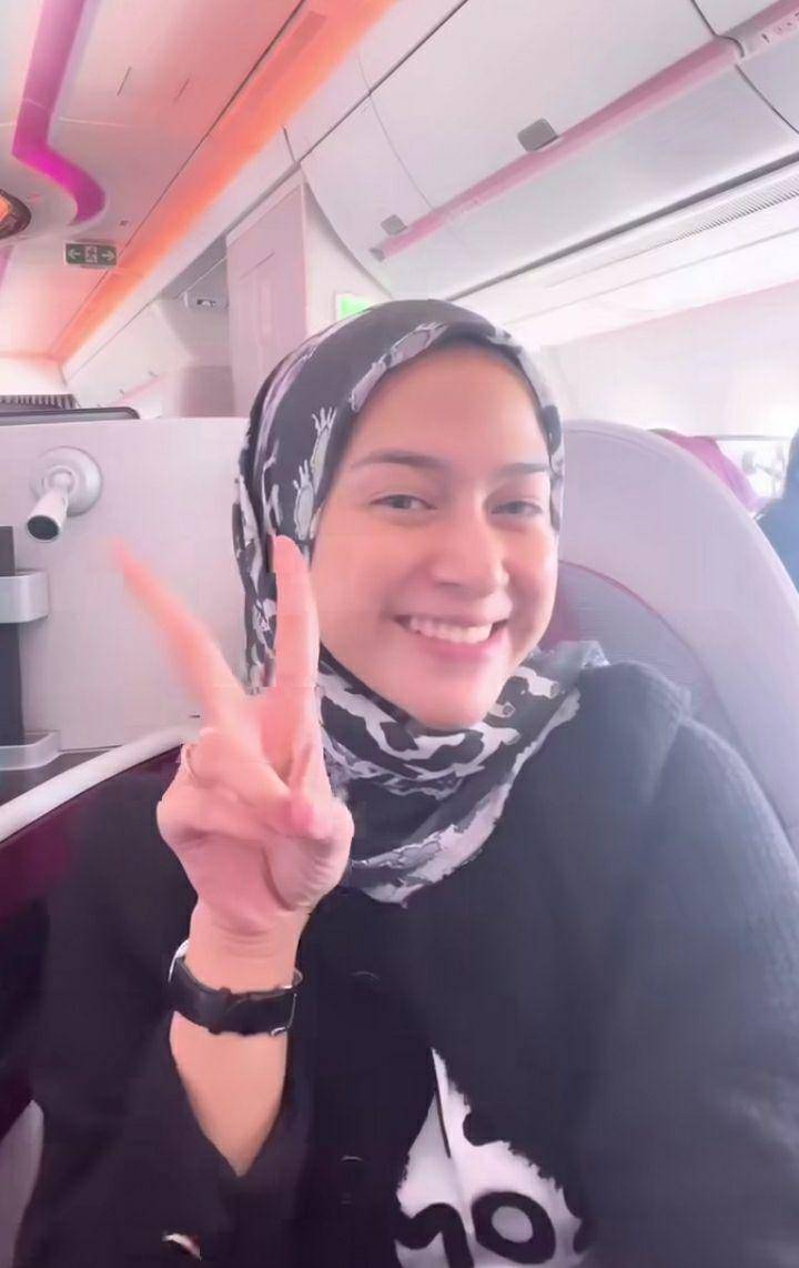Nina Zatulini saat di dalam pesawat. (instagram.com/ninazatulini22)