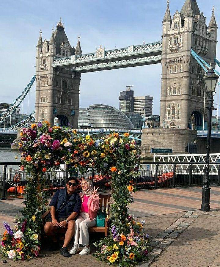 Nina Zatulini dan suami saat di Inggris (instagram.com/ninazatulini22)