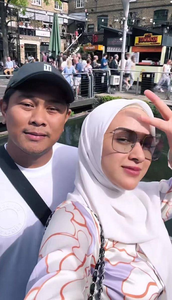 Nina Zatulini dan suami saat di Inggris (instagram.com/ninazatulini22)