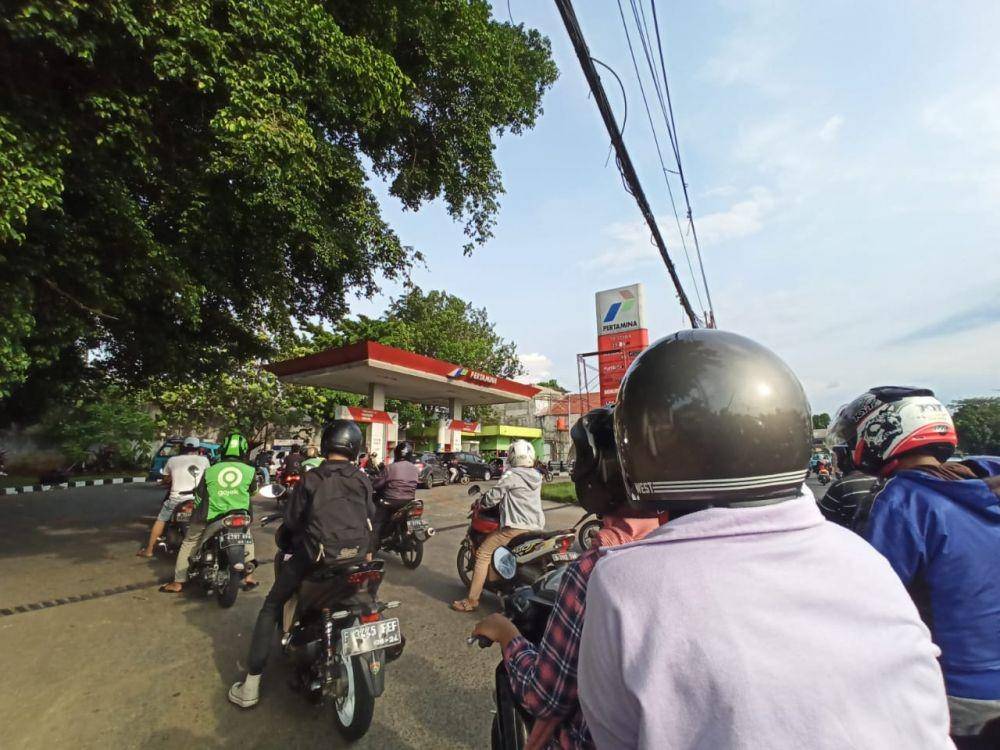 Antrean di SPBU, Jalan Raya Bogor, Jakarta Timur, Sabtu (3/9/2022). (IDN Times/Trio Hamdani)