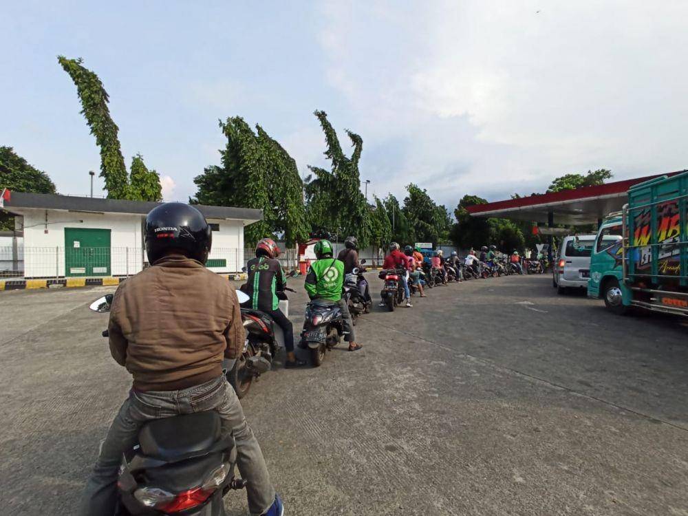 Antrean di SPBU, Jalan Raya Bogor, Jakarta Timur, Sabtu (3/9/2022). (IDN Times/Trio Hamdani)