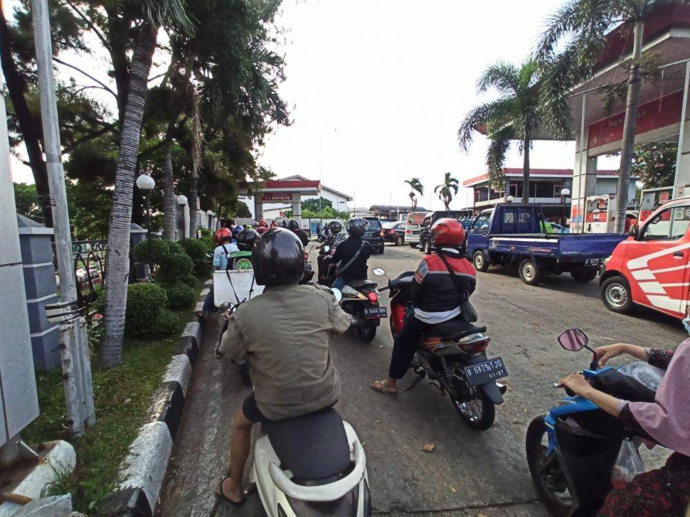 Antrean di SPBU, Jalan Raya Bogor, Jakarta Timur, Sabtu (3/9/2022). (IDN Times/Trio Hamdani)