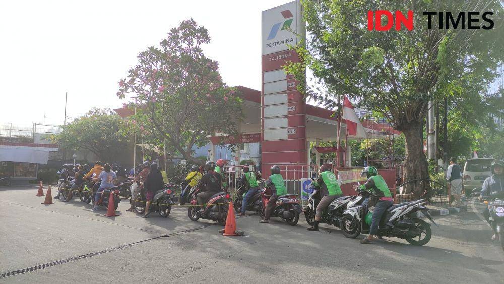 Suasana antrean di SPBU kawasan Kebayoran Lama, Jakarta Selatan pasca kenaikan harga BBM, Sabtu (3/9/2022). (IDN Times/Yosafat Diva Bayu Wisesa)