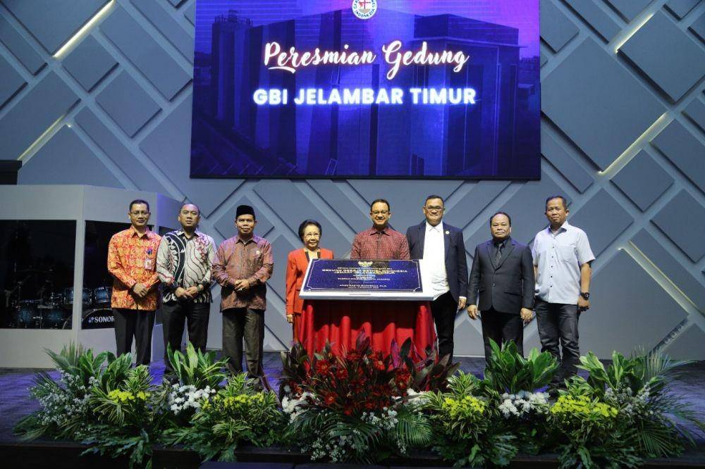 Gubernur DKI Jakarta, Anies Baswedan, didampingi sejumlah tokoh dan Wali Kota Jakarta Utara, Ali Maulana Hakim saat meresmikan Gereja Bethel Indonesia (GBI) di Penjaringan, Sabtu (3/9/2022). (Dok. Humas Pemkot Jakarta Utara)