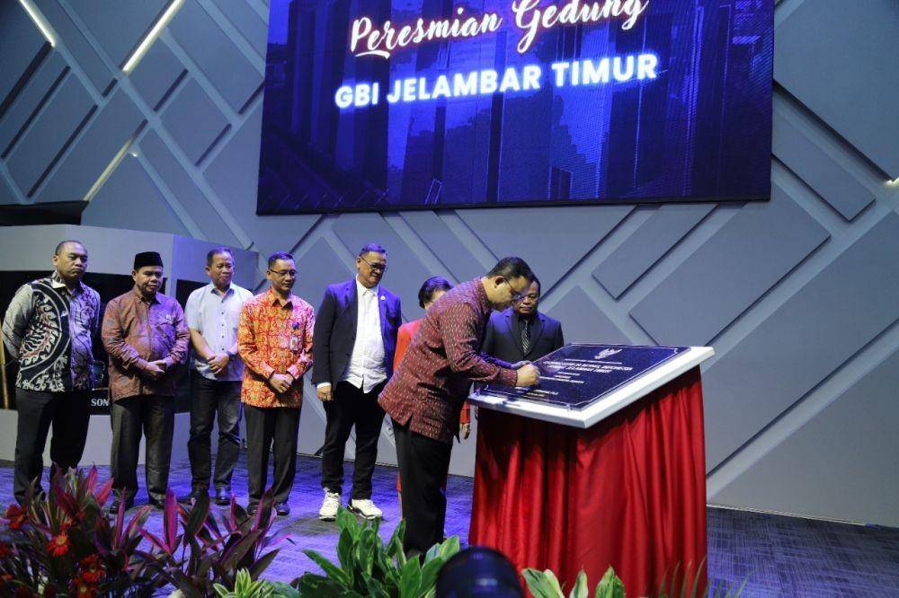 Gubernur DKI Jakarta, Anies Baswedan menandatangani prasasti peresmian Gereja Bethel Indonesia (GBI), Jelambar Timur, Penjaringan, Jakarta Utara, Sabtu (3/9/2022). (Dok. Humas Pemkot Jakarta Utara)